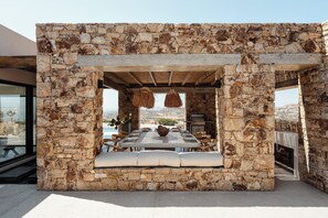 Outdoor dining - Aegean Escape: Designer Villa with Pool and Jacuzzi near Plaka Beach. Incredible sea and mountain views! (Naxos)