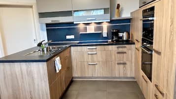 Townhome | Private kitchen | Full-size fridge, oven, stovetop, dishwasher