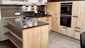 Townhome | Private kitchen | Full-size fridge, oven, stovetop, dishwasher