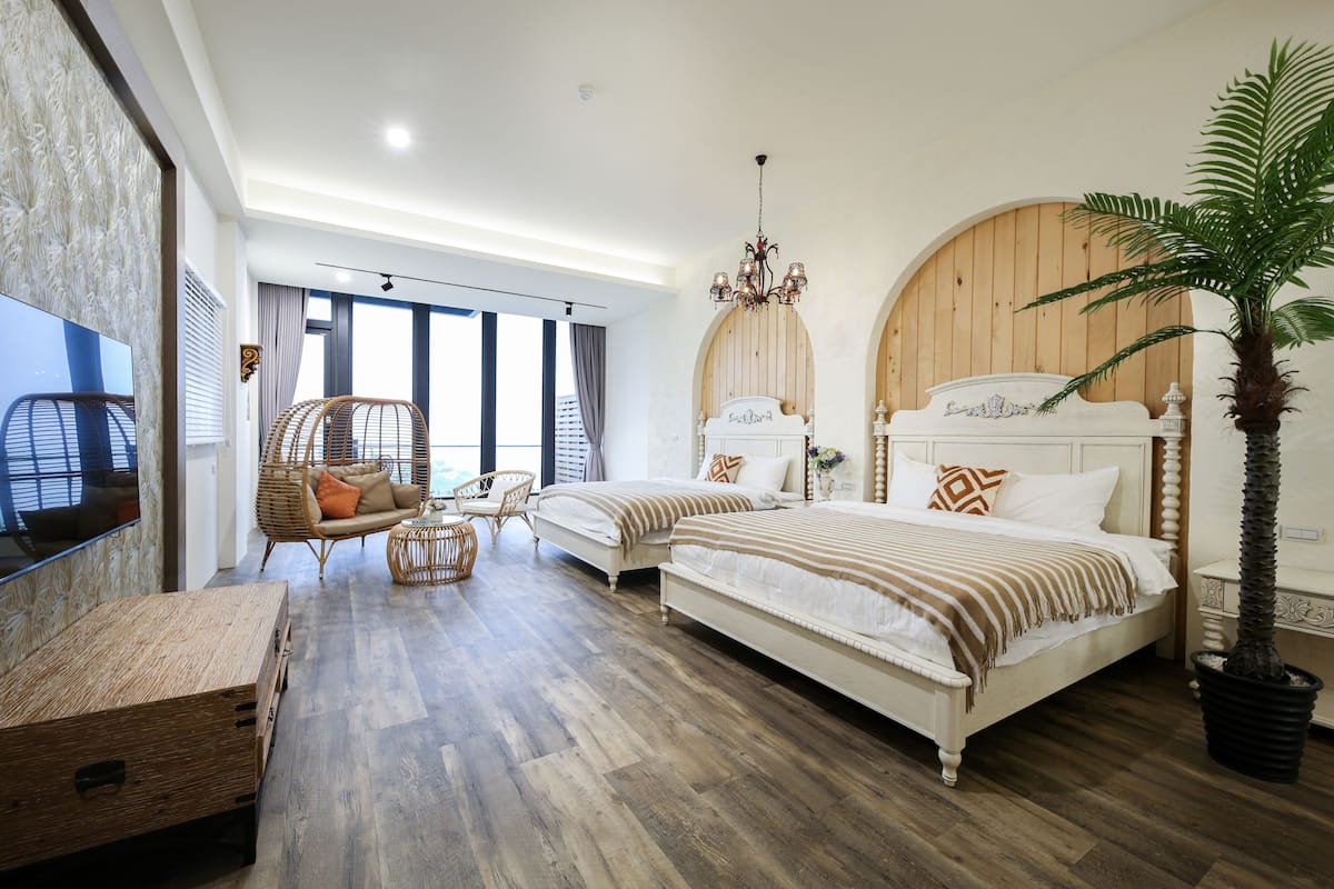 Chambre Quadruple Deluxe, vue partielle sur l'océan | 1 chambre, décoration personnalisée, chambres insonorisées
