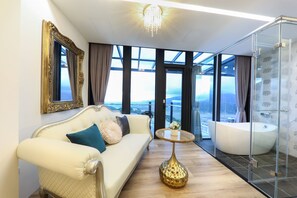 Habitación de lujo doble, vistas parciales al mar | Baño | Bañera y ducha independientes, secador de pelo, zapatillas y toallas