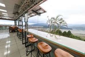 朝食 (ビュッフェ)、毎日提供 (無料)