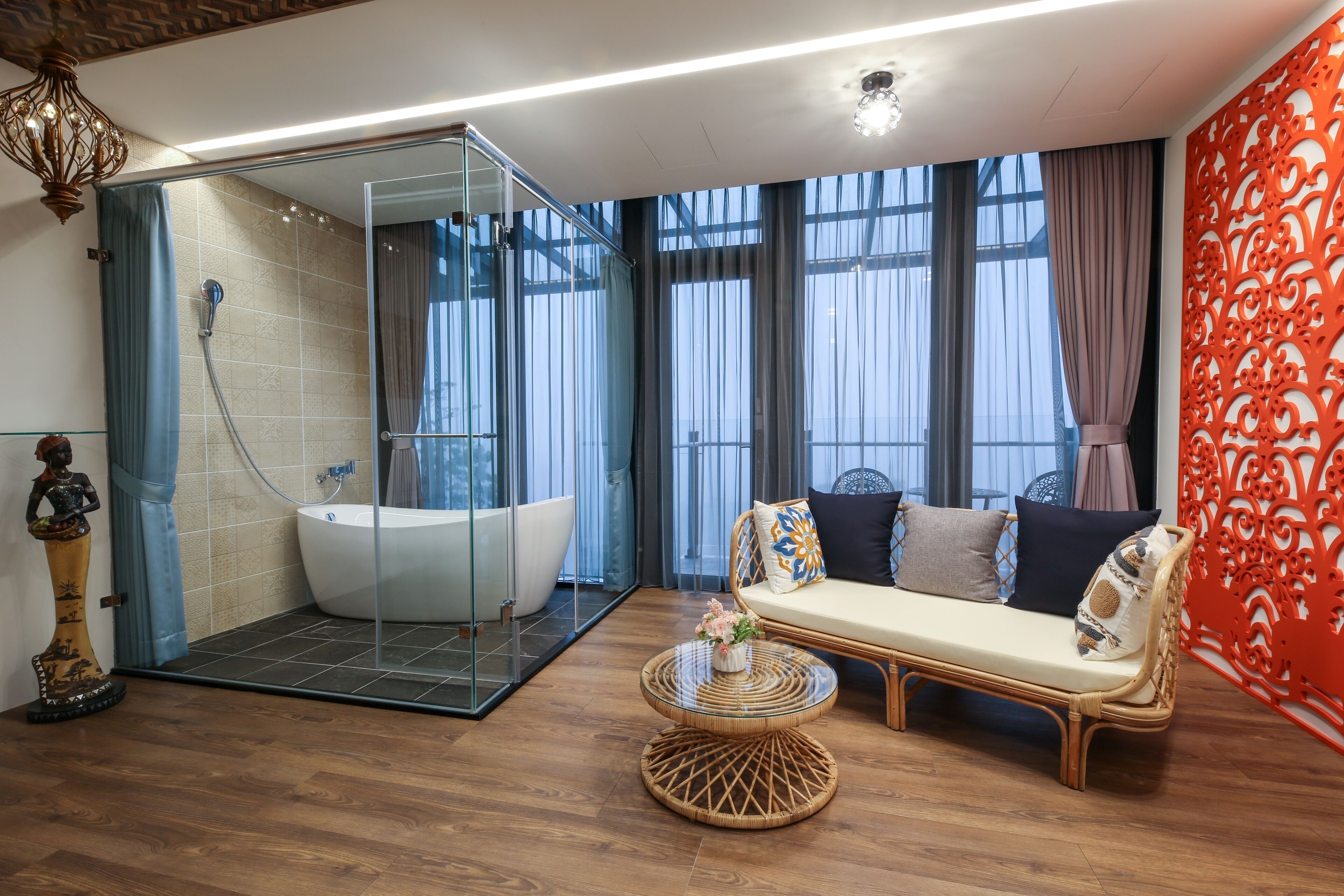Loft Grand, 1 cama Queen size, vista parcial al océano | Baño | Tina y regadera independientes, secadora de cabello, pantuflas, toallas 