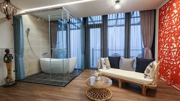 Loft Grand, 1 cama Queen size, vista parcial al océano | Baño | Tina y regadera independientes, secadora de cabello, pantuflas, toallas