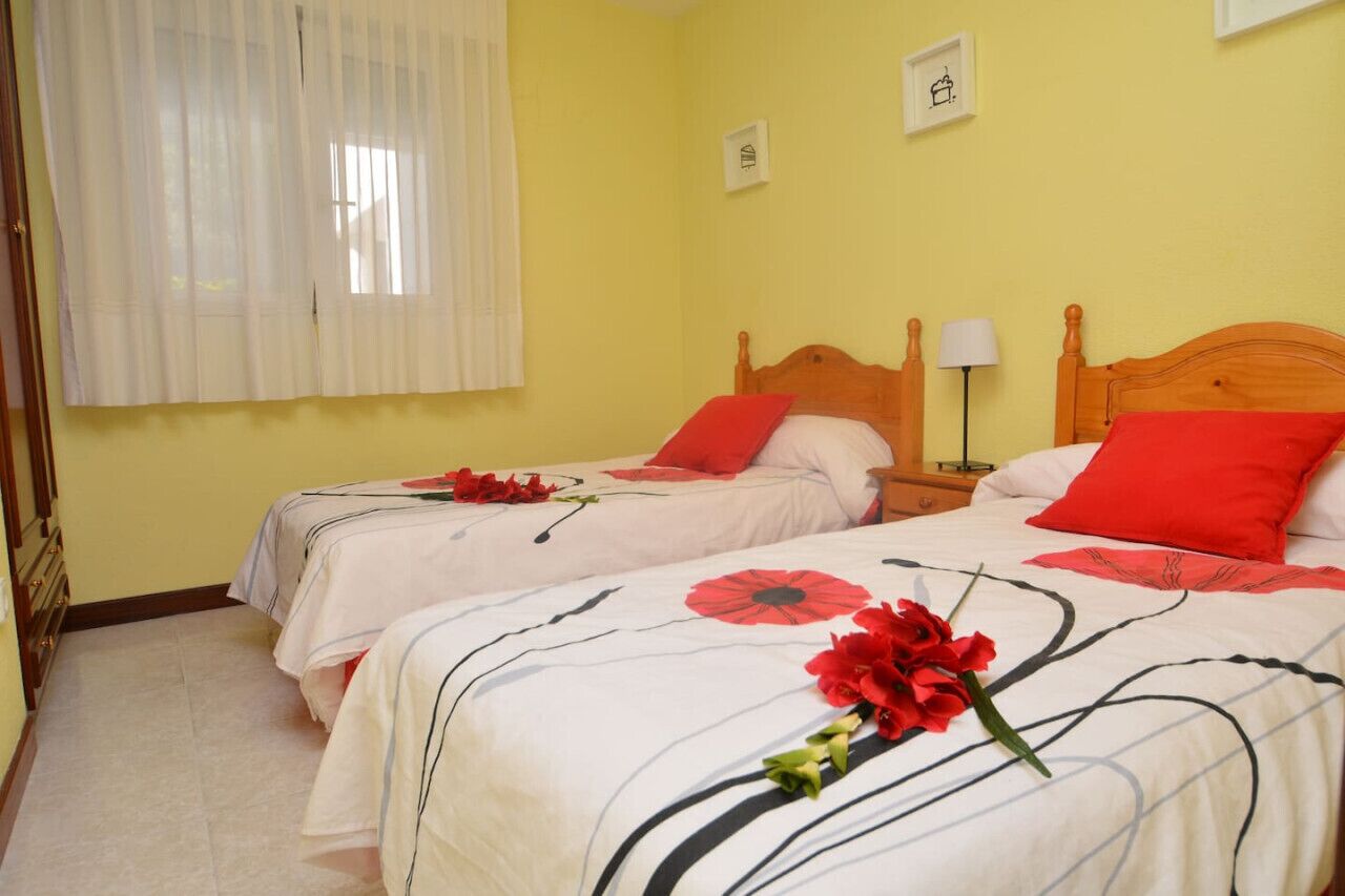 2 dormitorios, tabla de planchar con plancha, ropa de cama