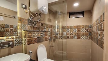 Shower, rainfall showerhead, free toiletries, towels