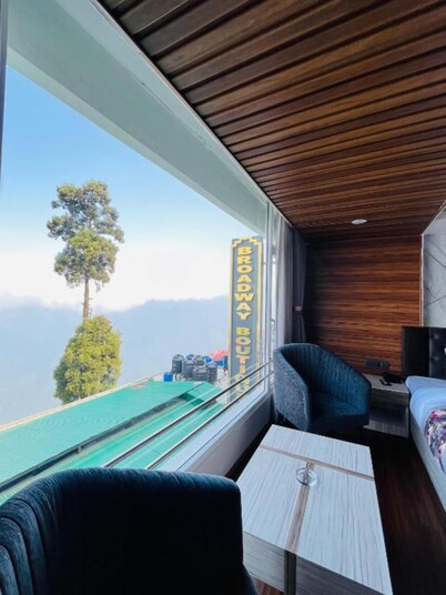 Goroomgo Broadway Boutique Mall Road Darjeeling