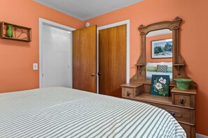3 bedrooms, WiFi - Spindle Cottage on the Shore! (Ellsworth)