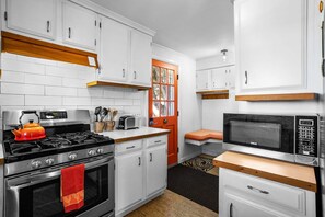 Fridge, microwave, oven, stovetop - Spindle Cottage on the Shore! (Ellsworth)