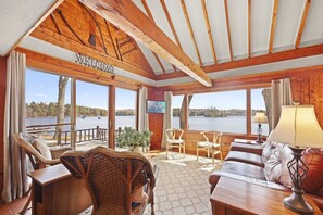 TV - Lakeside Lodge! Steps to the Lake! (Ellsworth)