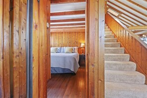 3 bedrooms, iron/ironing board, WiFi, bed sheets - Lakeside Lodge! Steps to the Lake! (Ellsworth)