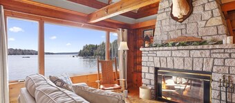 Lakeside Lodge! Steps to the Lake!