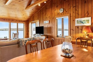 Dining - Tide's Edge-New Oceanfront! (Surry)