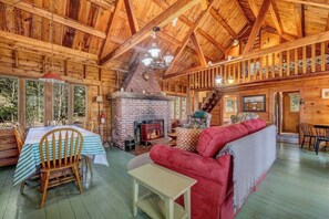 TV, fireplace - Seaside! New-Oceanfront! (Surry)