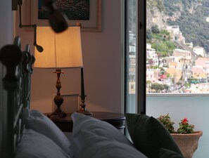 3 slaapkamers, een bureau, een strijkplank/strijkijzer, reisbedje