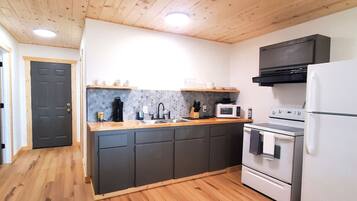 Refrigerador, microondas, horno, cafetera/tetera