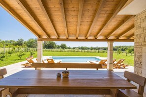Outdoor dining - Luxury and Stylish Villa Campagna with sauna, private pool and beautiful garden (Pula)