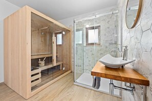 Douche, séchoir à cheveux, serviettes fournies