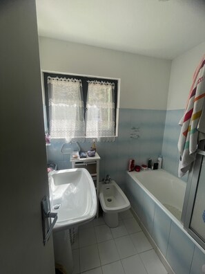 Een haardroger, een bidet, handdoeken, zeep