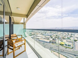 Deluxe Apartment | Balcony - Modern and Cozy Condo With Unobstructed City Views (Dubai)