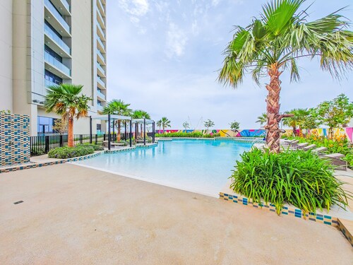  Modern and Cozy Condo With Unobstructed City Views