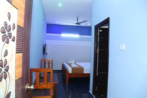1 bedroom, desk - Royal Galaxy Inn By Elgozo (Yercaud)