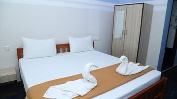 Deluxe Room | 1 bedroom, desk