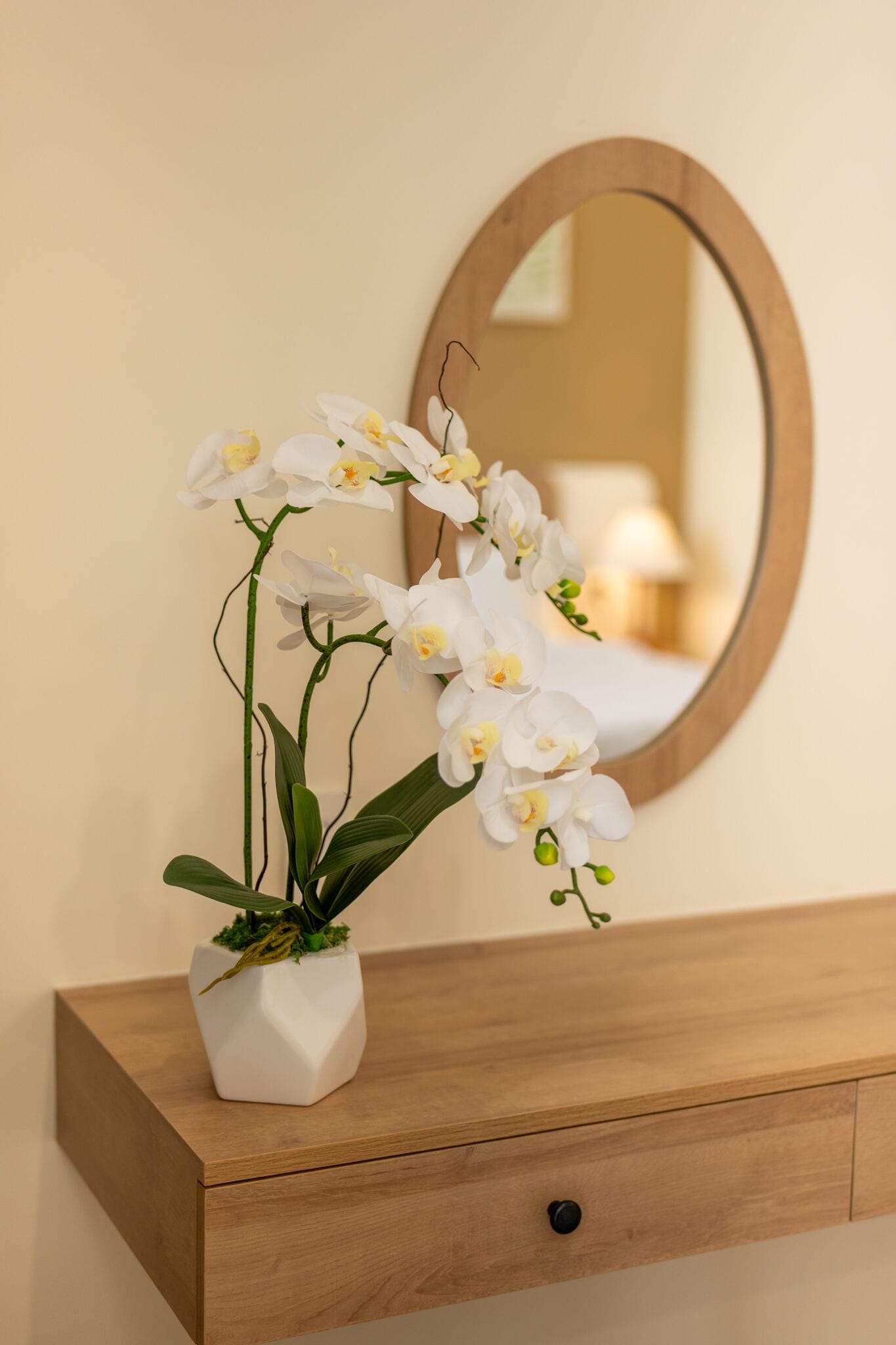 Habitación doble superior, 1 cama de matrimonio grande, vistas a la ciudad | Caja fuerte, escritorio, wifi gratis y ropa de cama