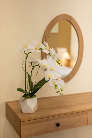 高级双人房, 1 张特大床, 城市景观 | 客房内保险箱、办公桌、免费 WiFi、床单