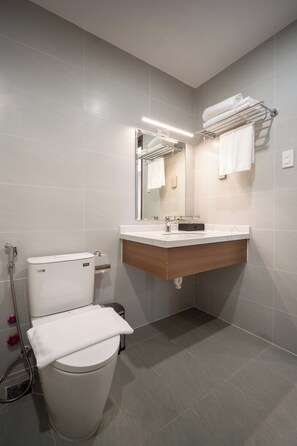 Shower, rainfall showerhead, free toiletries, hair dryer