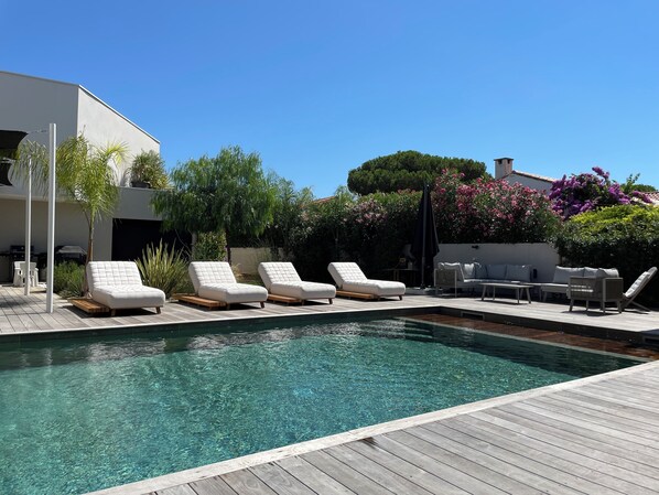 Una piscina cubierta, una piscina al aire libre