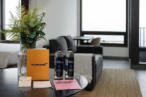 1 soverom, skrivebord, strykejern/-brett og reiseseng for barn