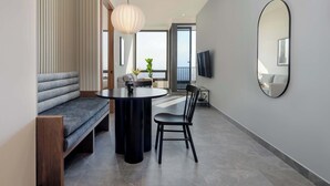 A modern living room with a round table, a sofa, a chair, and a large mirror on the wall. - w*| Bright 1BR apts w/ lovely views of Cuauhtémoc (Ciudad de México)