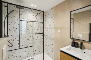 Douche, sèche-cheveux