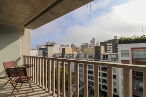 Outdoor dining - w* | Modern 2BR w/Balcony in Miraflores (Miraflores)