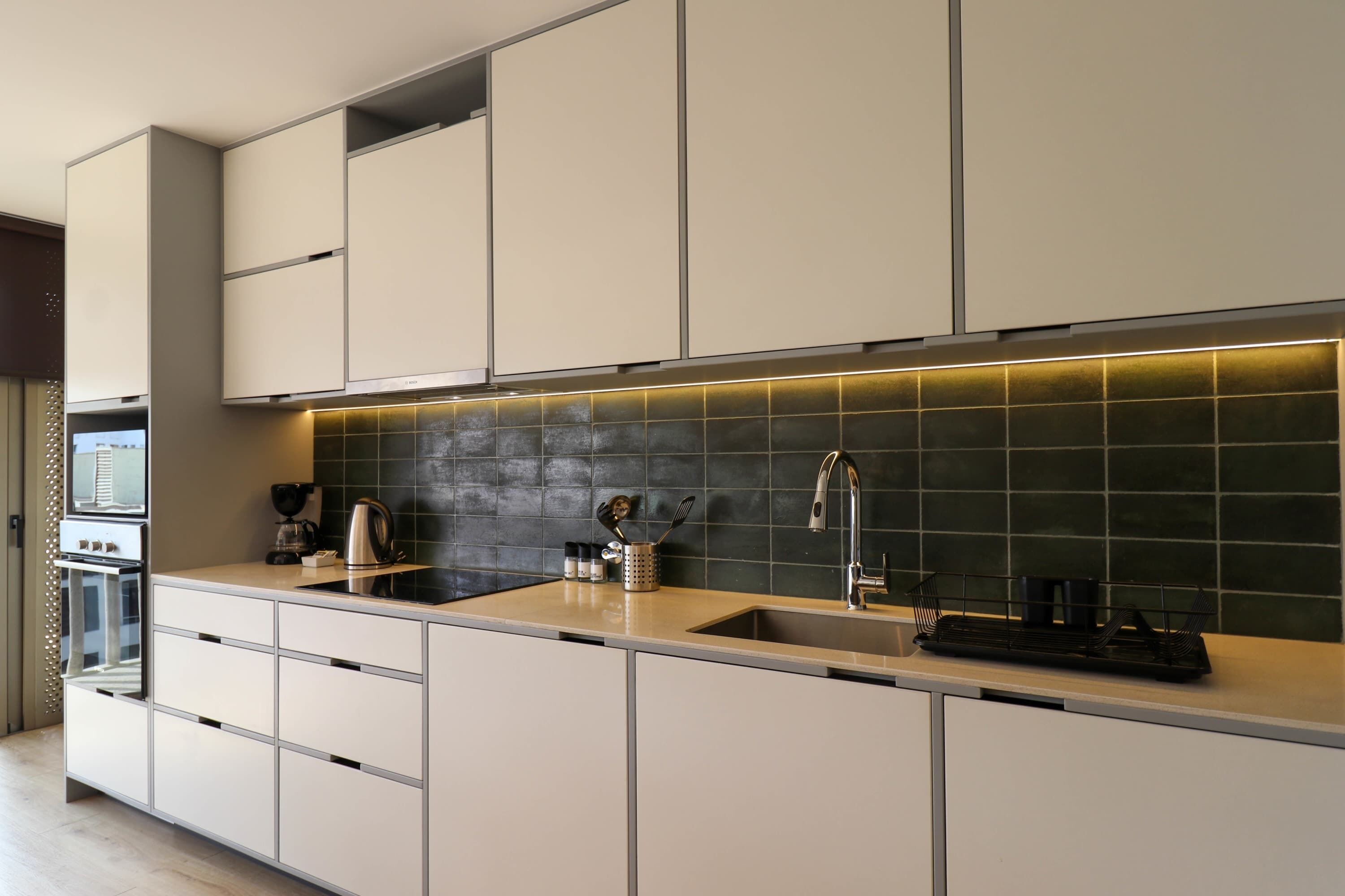 ثلاجة، ميكروويف، فرن، موقد طهي مسطح