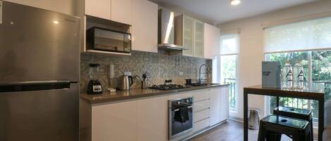 Frigorífico, microondas, horno y placa de cocina