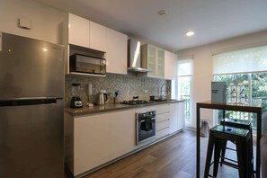 Kühlschrank, Mikrowelle, Ofen, Herdplatte