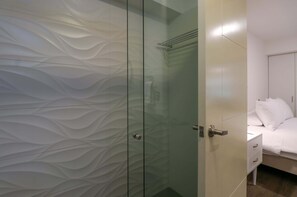 Dusche, Haartrockner, Handtücher, Shampoo