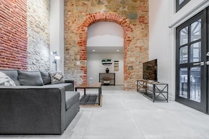 TV, offices - w* | Refined Duplex in Plaza Catedral (Panamá)