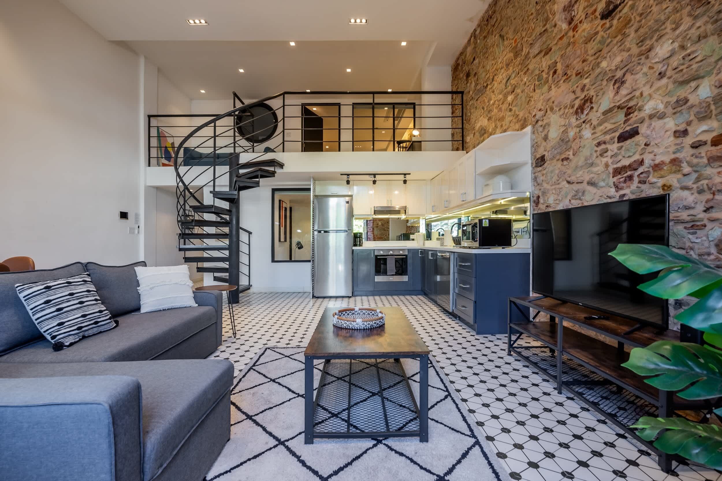 Una televisión, una oficina