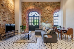 TV, offices - w* | Homey Duplex in Plaza Catedral (Panamá)