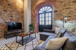 TV, offices - w* | Homey Duplex in Plaza Catedral (Panamá)