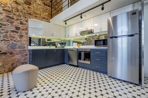 Fridge, microwave, stovetop, dishwasher