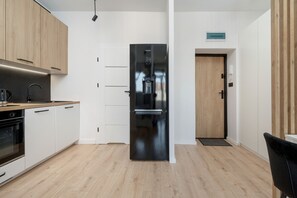 Microwave, dishwasher, electric kettle, cookware/dishes/utensils - White Studio With Balcony by Renters (Wroclaw)