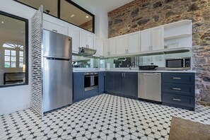 Kühlschrank, Mikrowelle, Herdplatte, Geschirrspüler