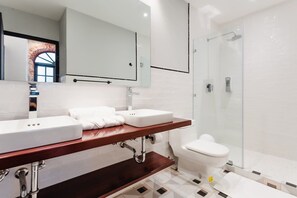 Bruser, hårtørrer, håndklæder