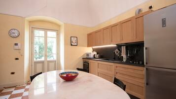 Grand réfrigérateur, micro-ondes, four, lave-vaisselle