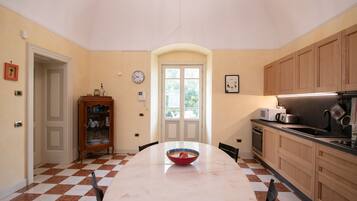 Exclusive-Apartment | Wohnbereich | 40-Zoll-Smart-TV mit Digitalempfang