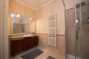 Exclusive-Apartment | Badezimmer | Dusche, kostenlose Toilettenartikel, Bidet, Handtücher